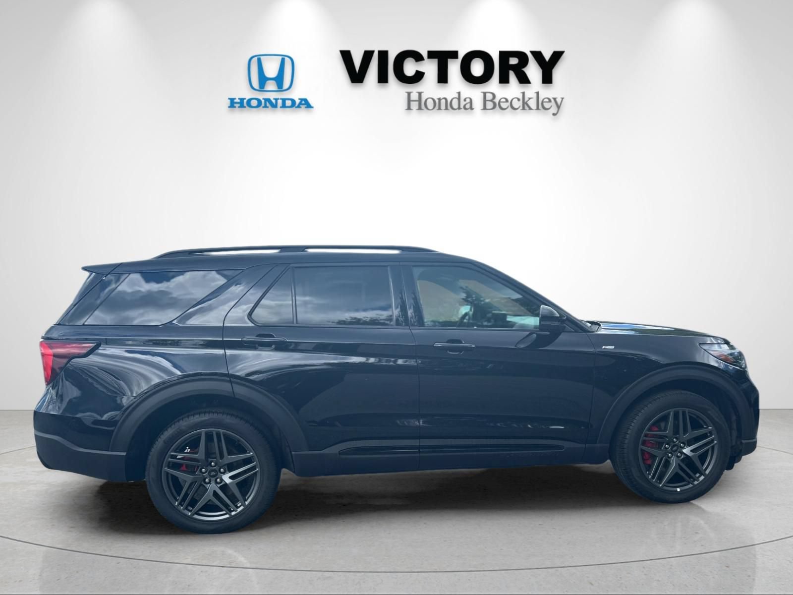 Used 2025 Ford Explorer ST-Line w/ ST-Line Street Pack AWD/4WD image 6