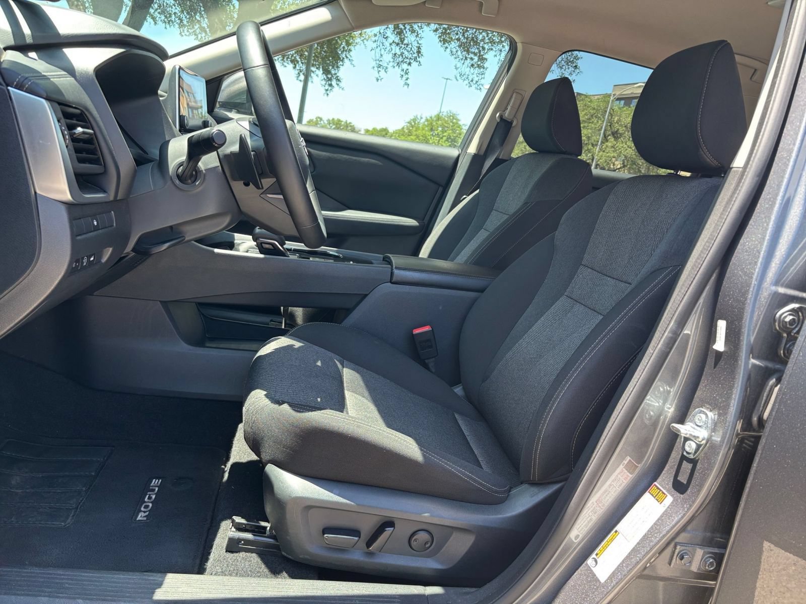 Used 2025 Nissan Rogue SV FWD image 22
