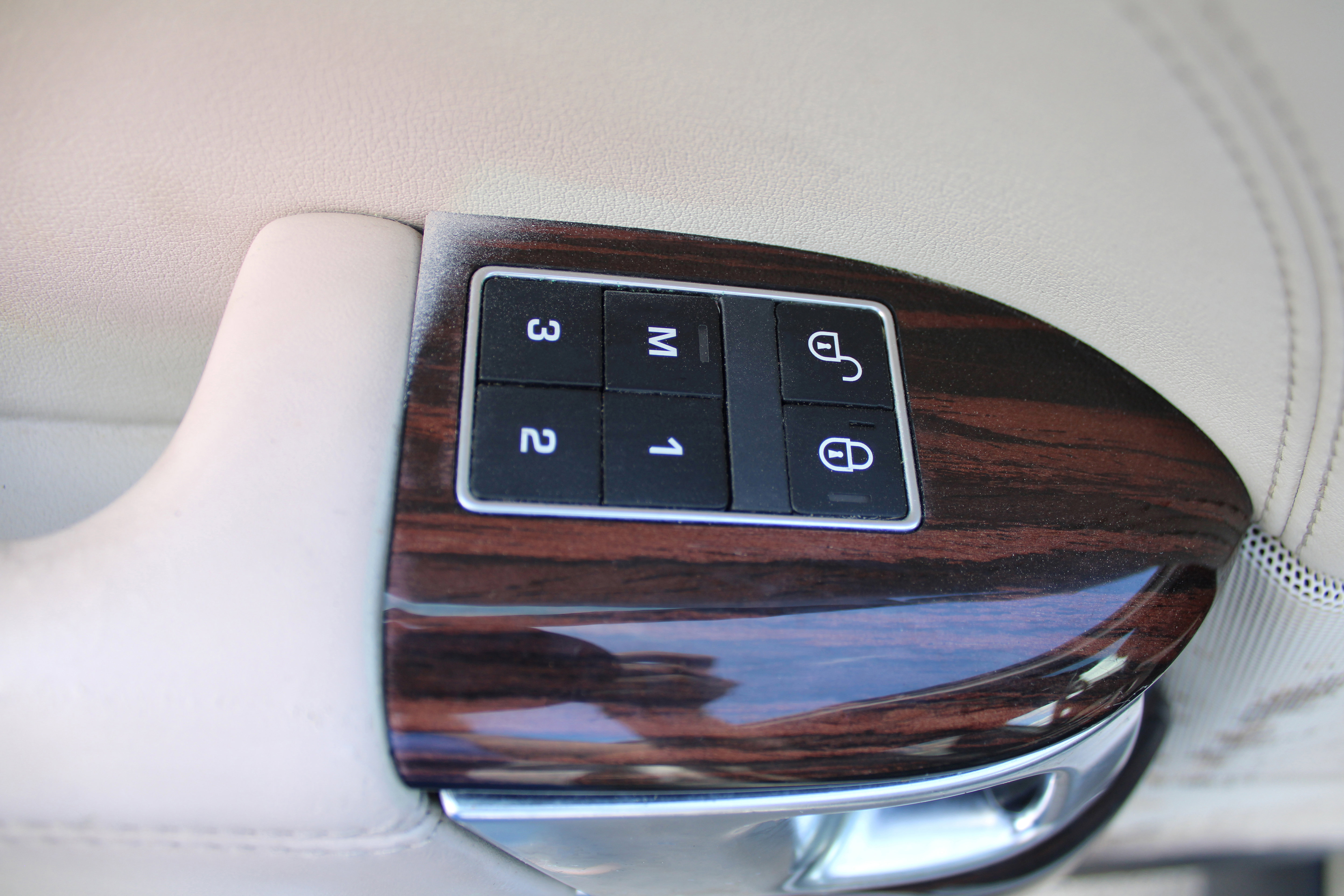 Used 2014 Land Rover Range Rover HSE image 28