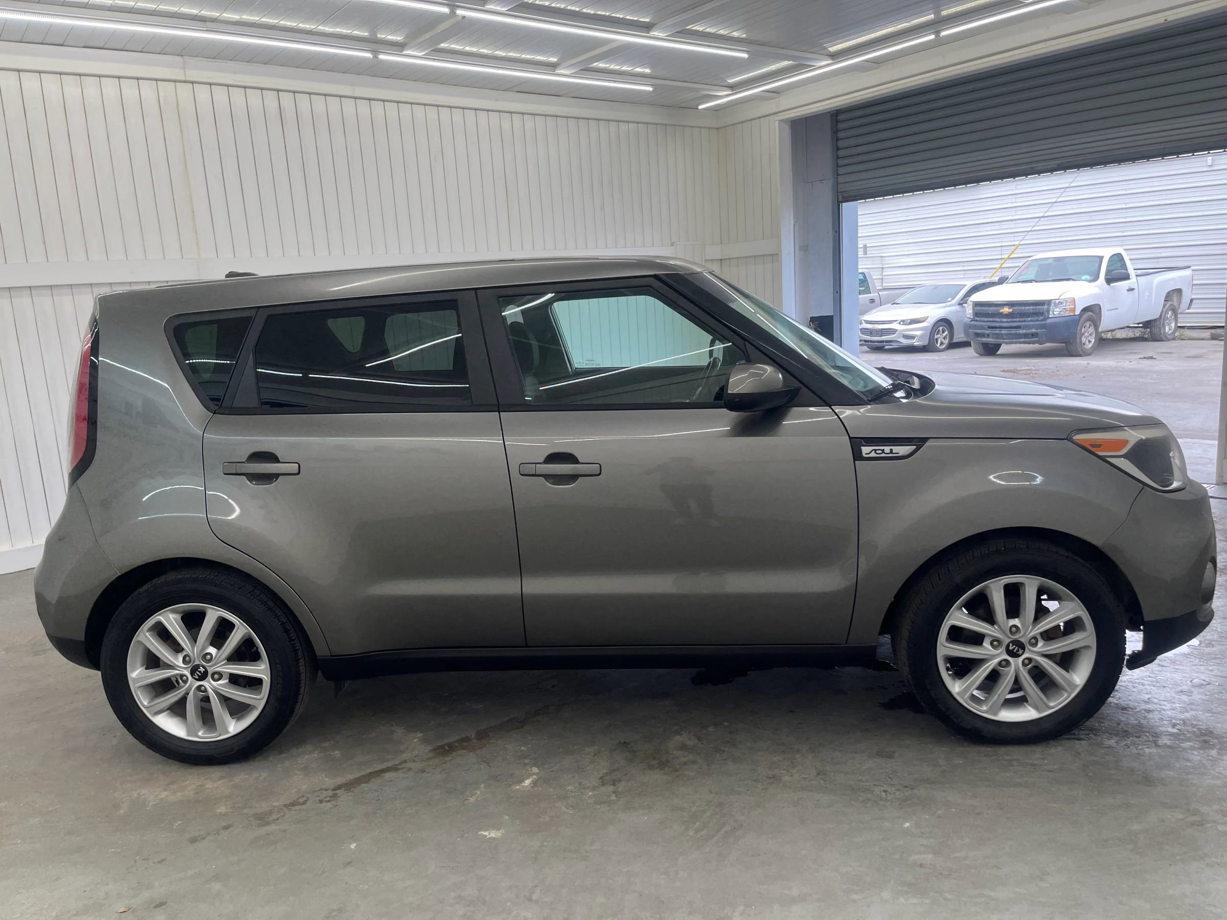 Used 2017 Kia Soul + image 4