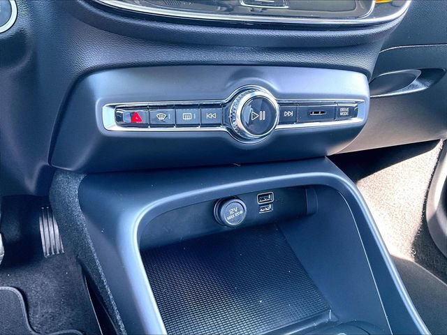 Used 2021 Volvo XC40 T5 Momentum w/ Premium Package image 26