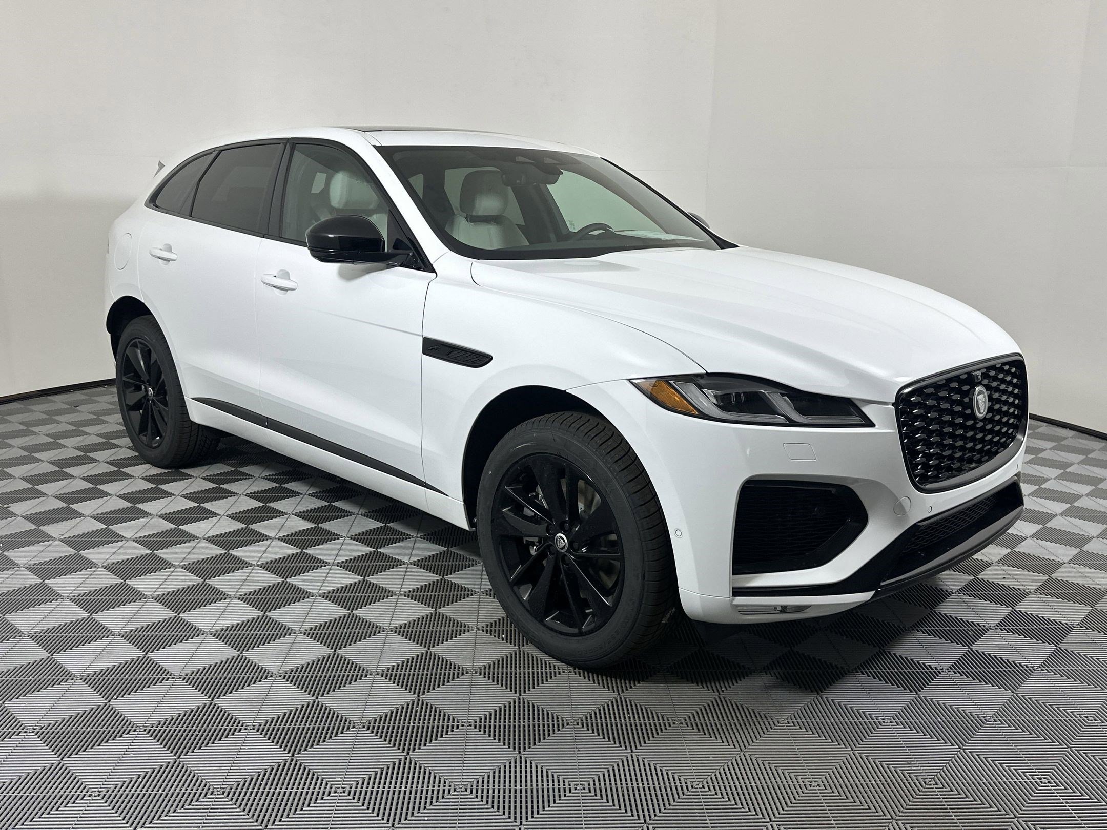 Used 2026 Jaguar F-PACE R-Dynamic S image 5