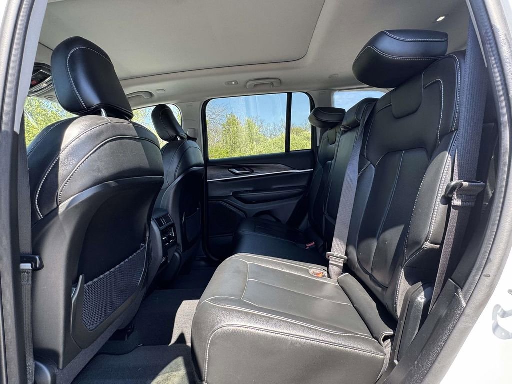 Used 2023 Jeep Grand Cherokee Limited AWD/4WD image 16