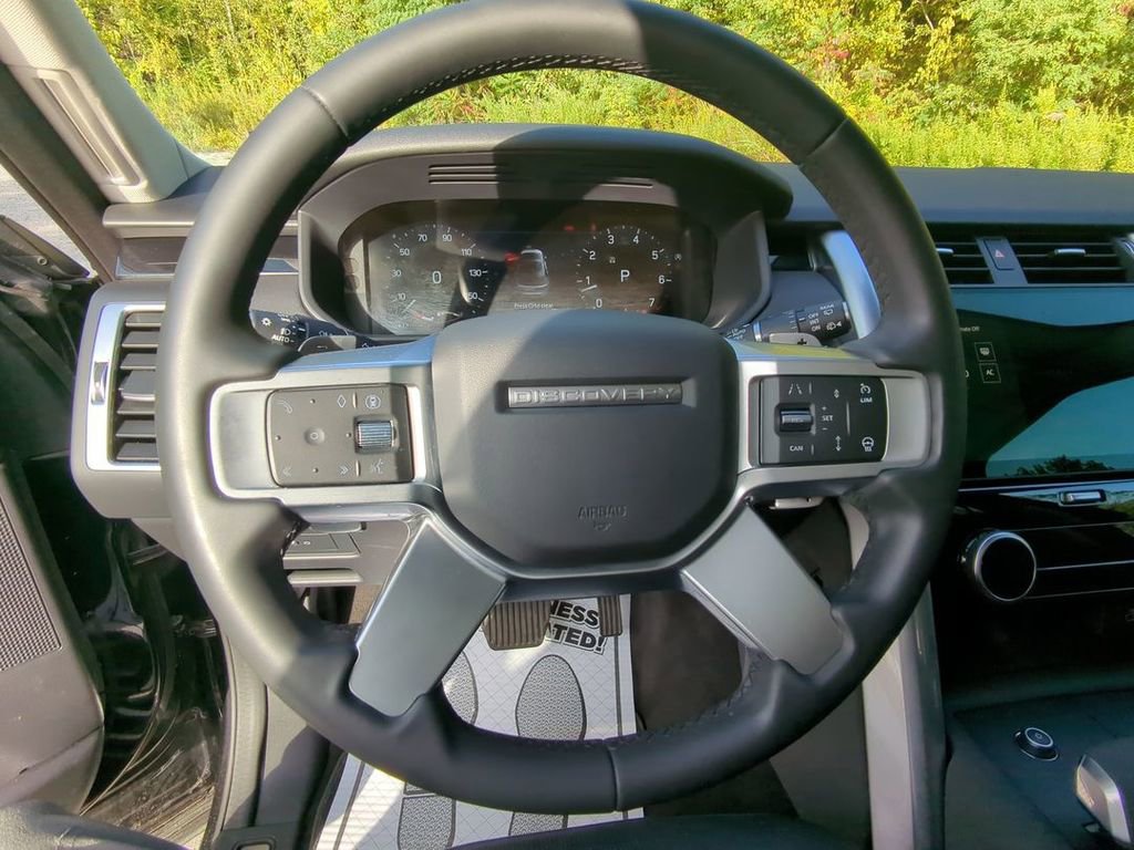 Used 2024 Land Rover Discovery S image 11