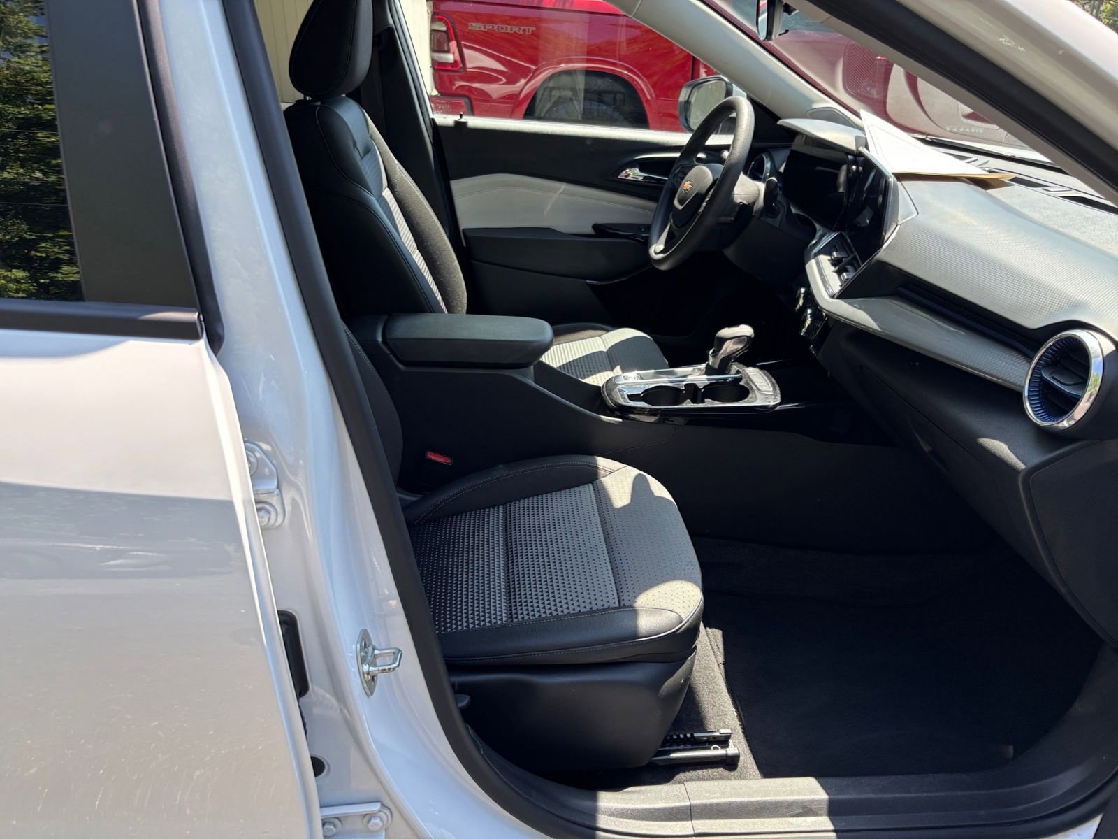 Used 2025 Chevrolet Trax LT FWD image 22