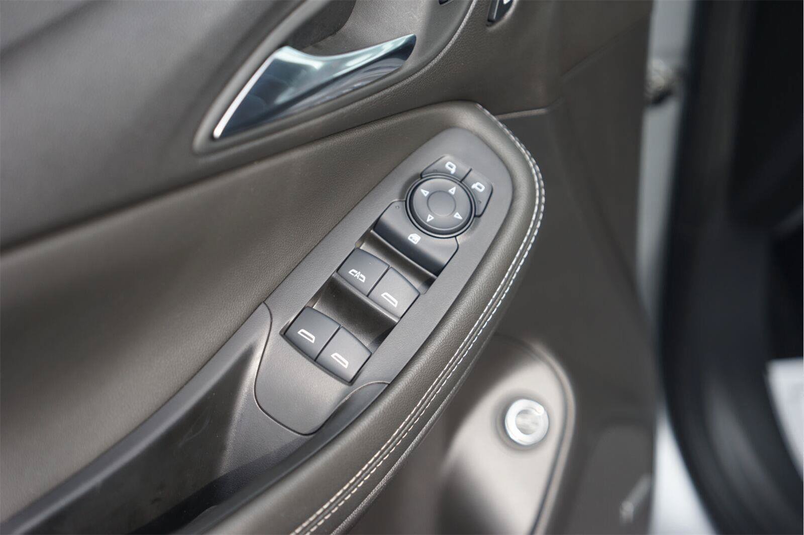 Used 2025 Buick Encore GX Avenir w/ Avenir Technology Package FWD image 30