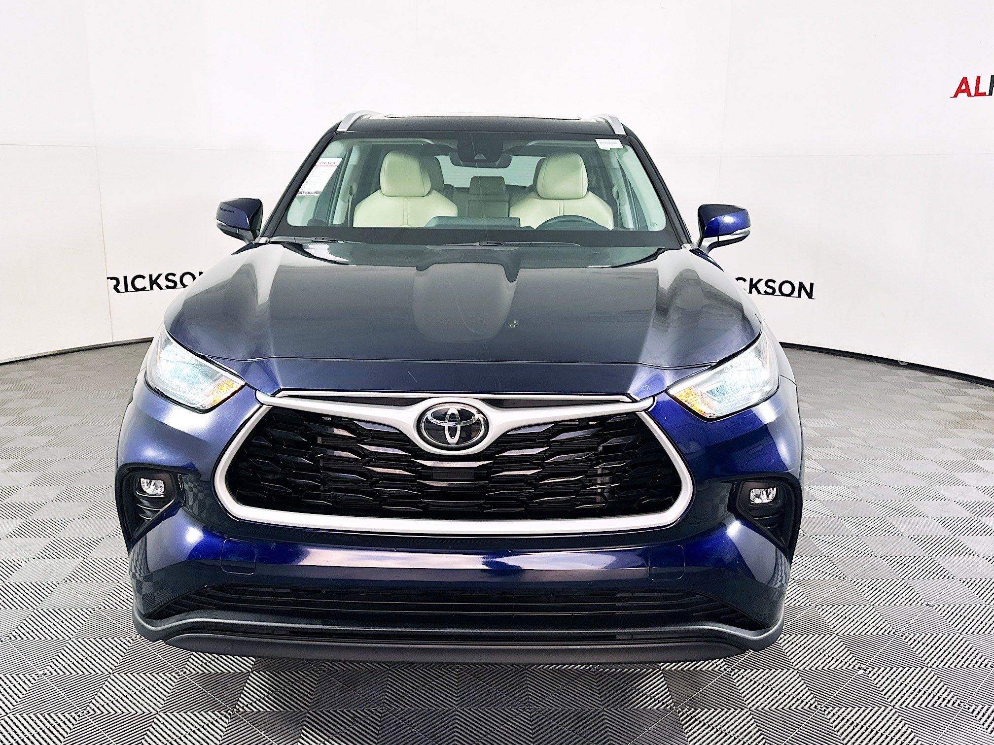 Used 2023 Toyota Highlander XLE image 8