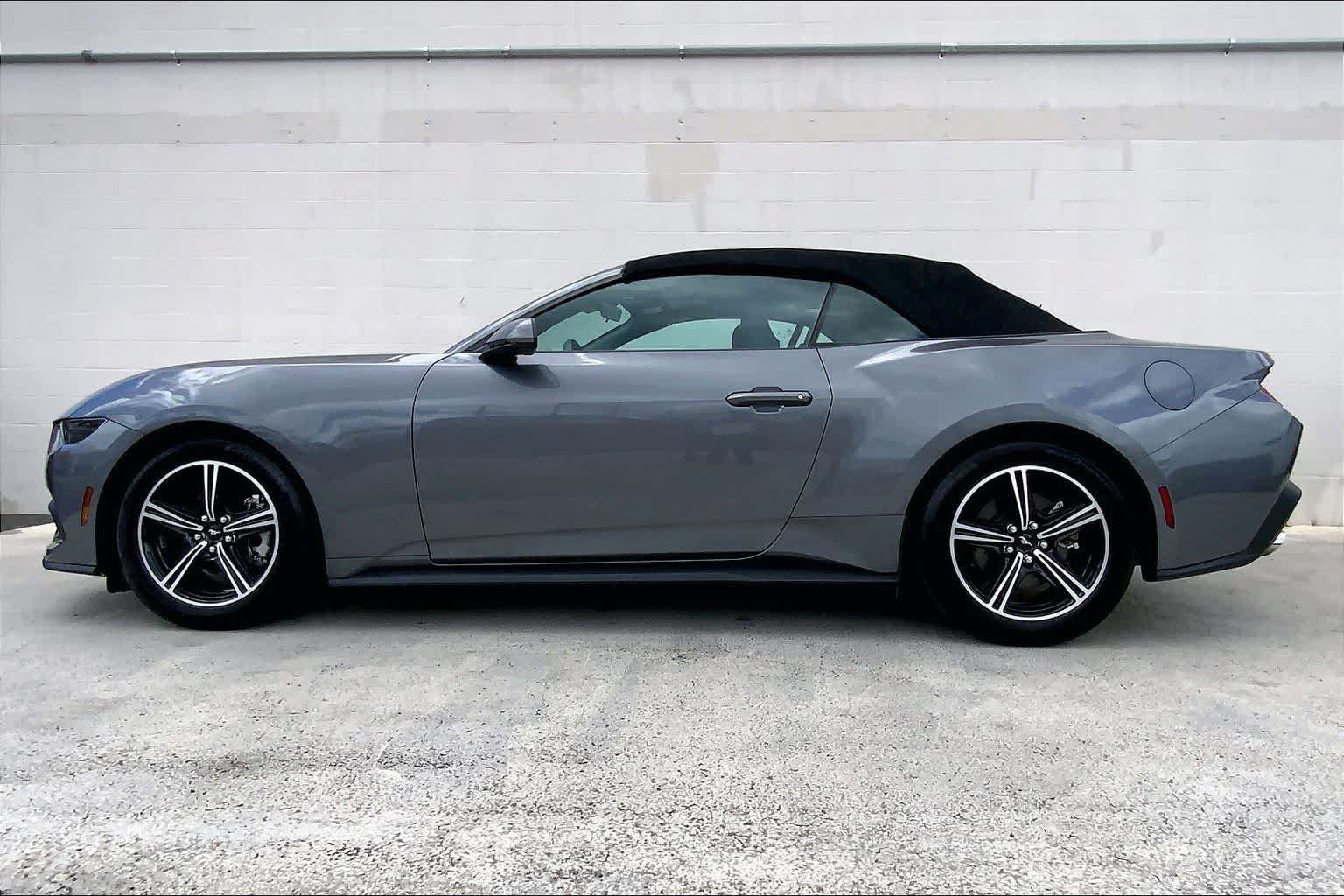 Used 2025 Ford Mustang Convertible RWD image 3
