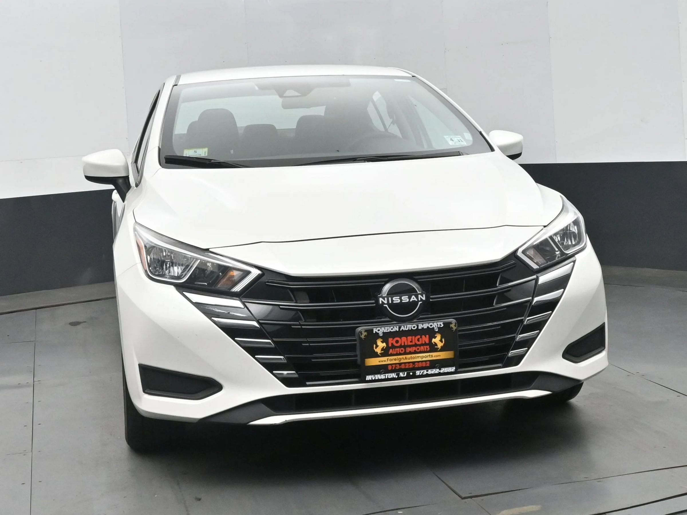 Used 2024 Nissan Versa SV FWD image 3