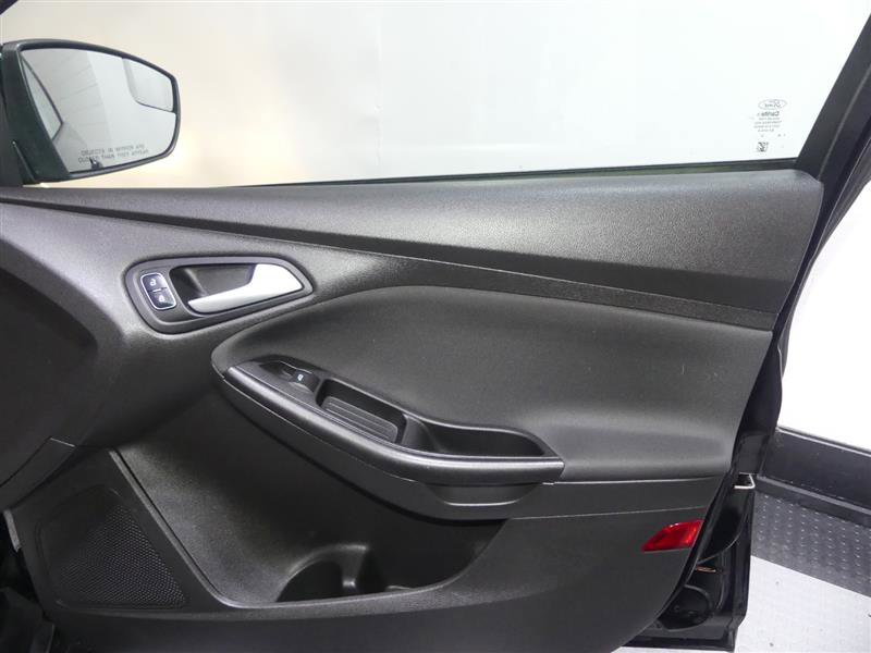 Used 2018 Ford Focus SE w/ SE Appearance Package image 18