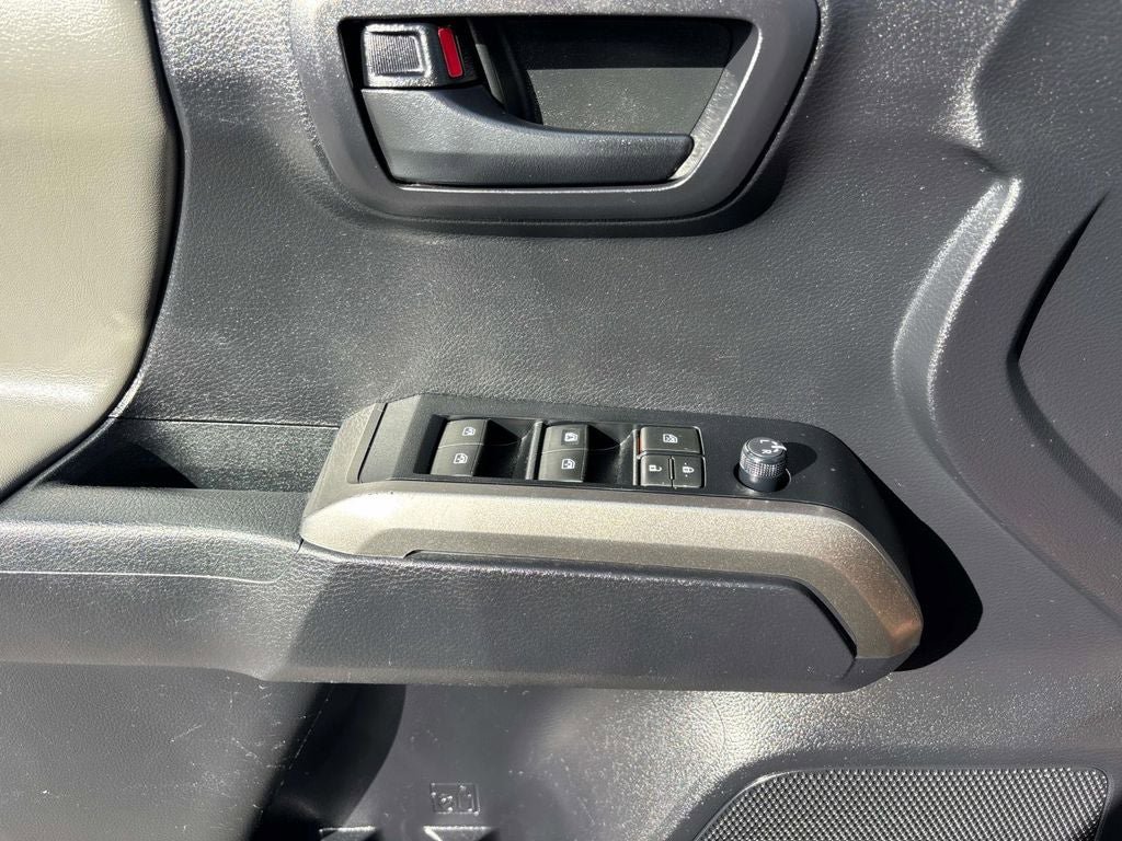 Used 2020 Toyota Tacoma SR5 AWD/4WD image 13