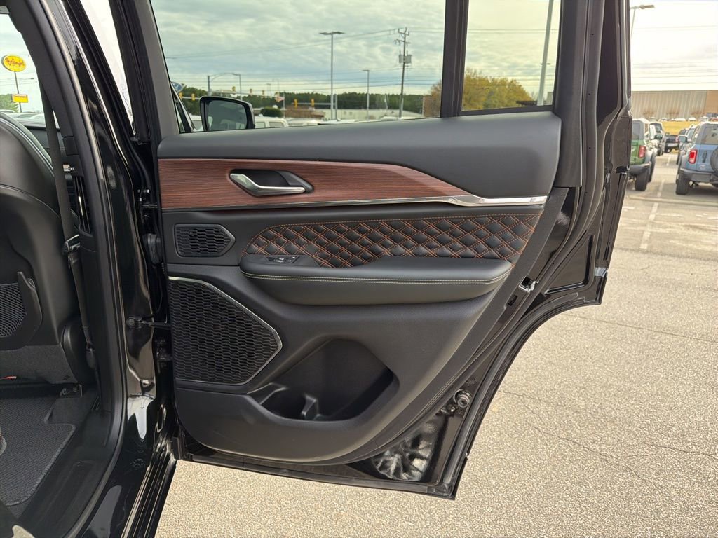 Used 2025 Jeep Grand Cherokee Summit image 21