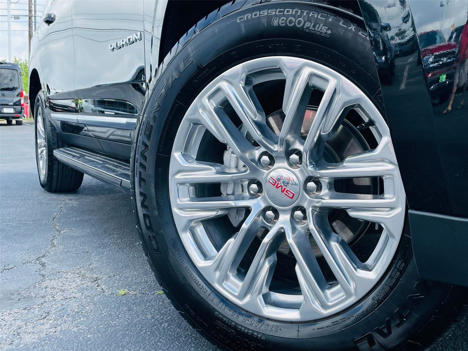 Used 2024 GMC Yukon XL SLT w/ SLT Luxury Package image 2