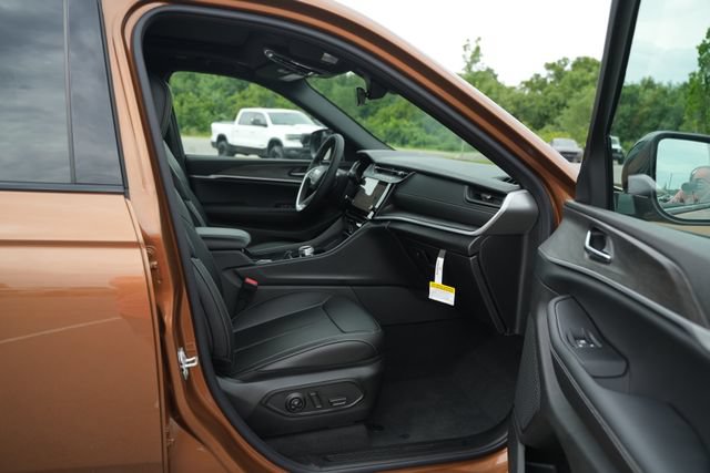 New 2026 Jeep Grand Cherokee L Limited w/ Limited Altitude Package AWD/4WD image 19