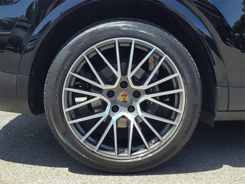 Used 2022 Porsche Cayenne w/ Premium Package image 34