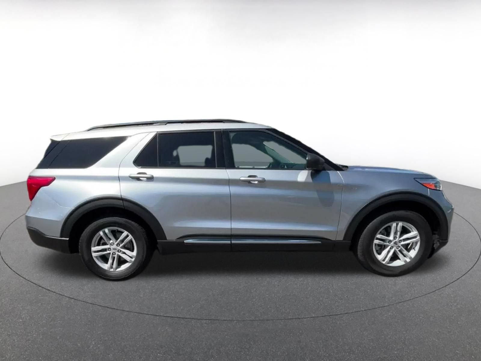 Used 2024 Ford Explorer XLT w/ Equipment Group 202A RWD image 15