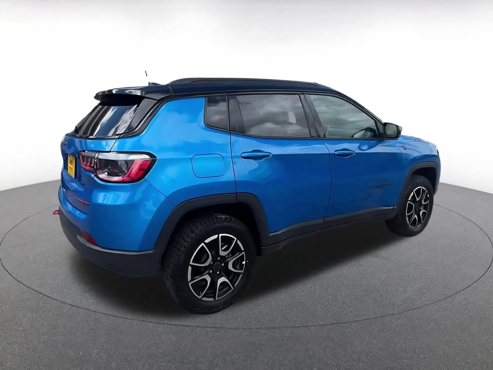 Used 2025 Jeep Compass Trailhawk AWD/4WD image 13