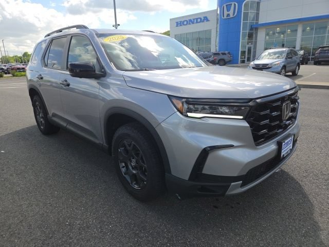 Used 2025 Honda Pilot TrailSport image 11