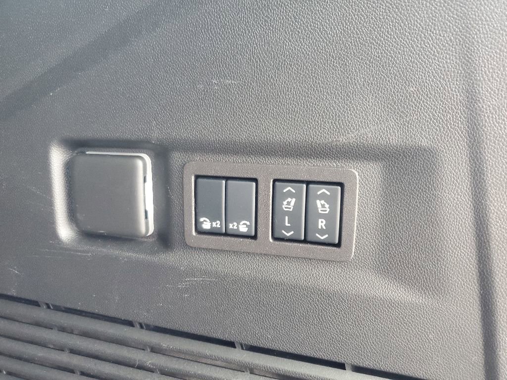 Used 2024 Chevrolet Tahoe Premier AWD/4WD image 19