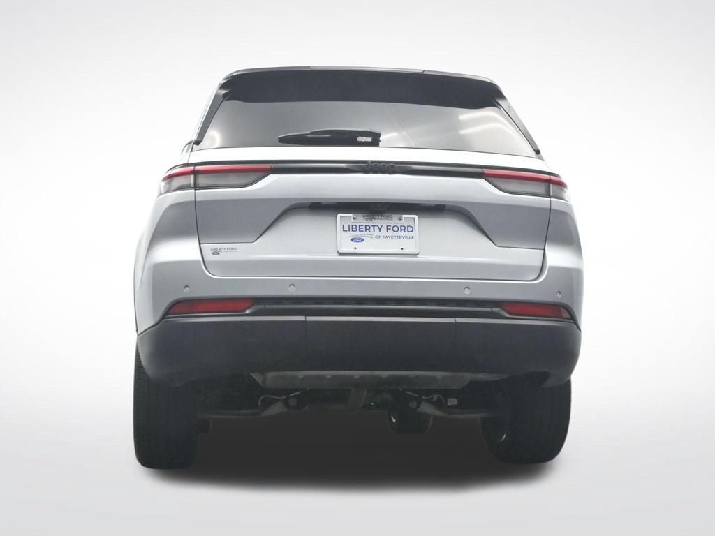 Used 2024 Jeep Grand Cherokee Altitude RWD image 47