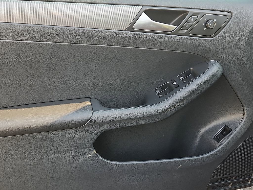 Used 2017 Volkswagen Jetta S image 12