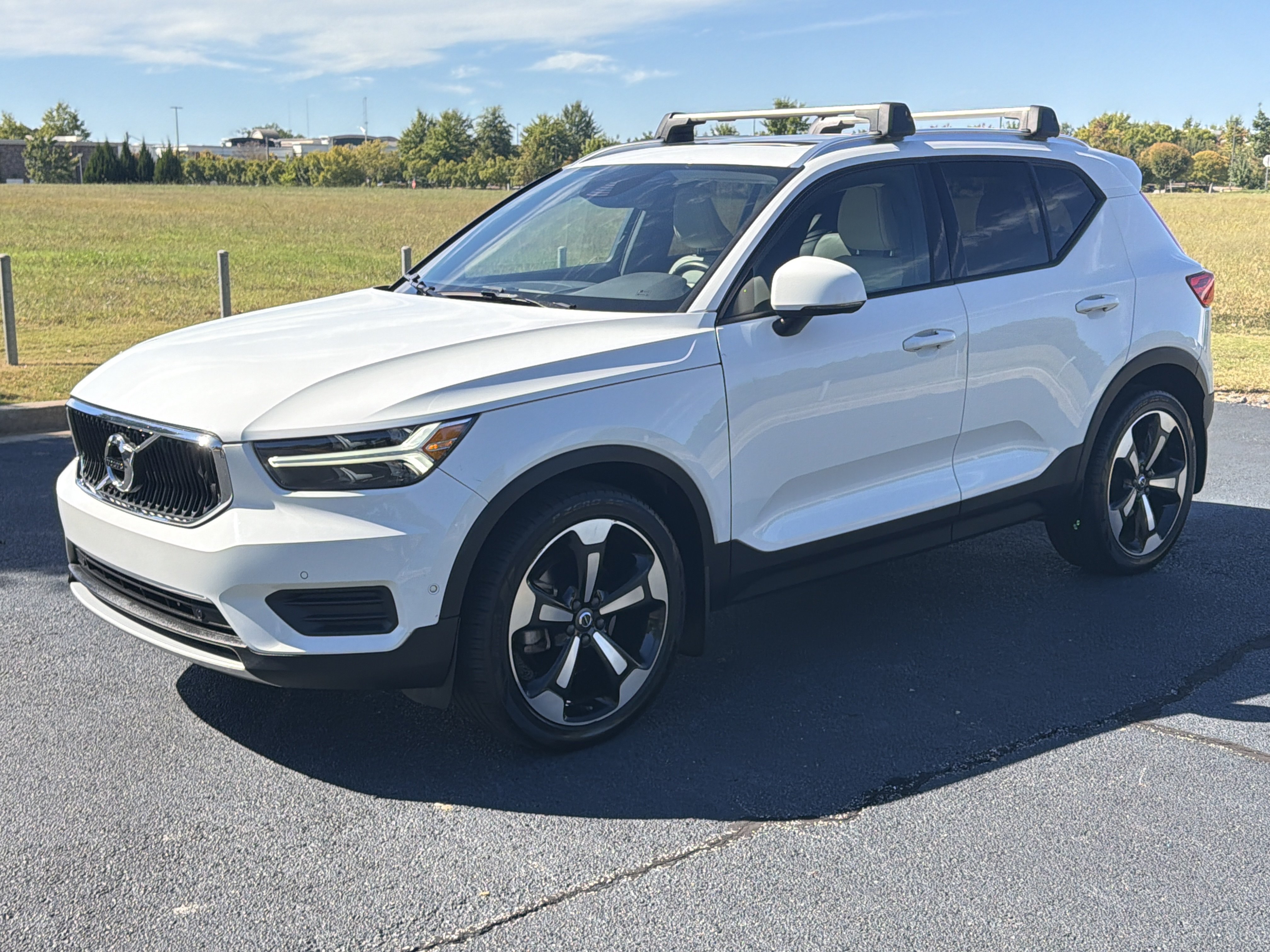 Used 2019 Volvo XC40 T4 Momentum FWD image 5