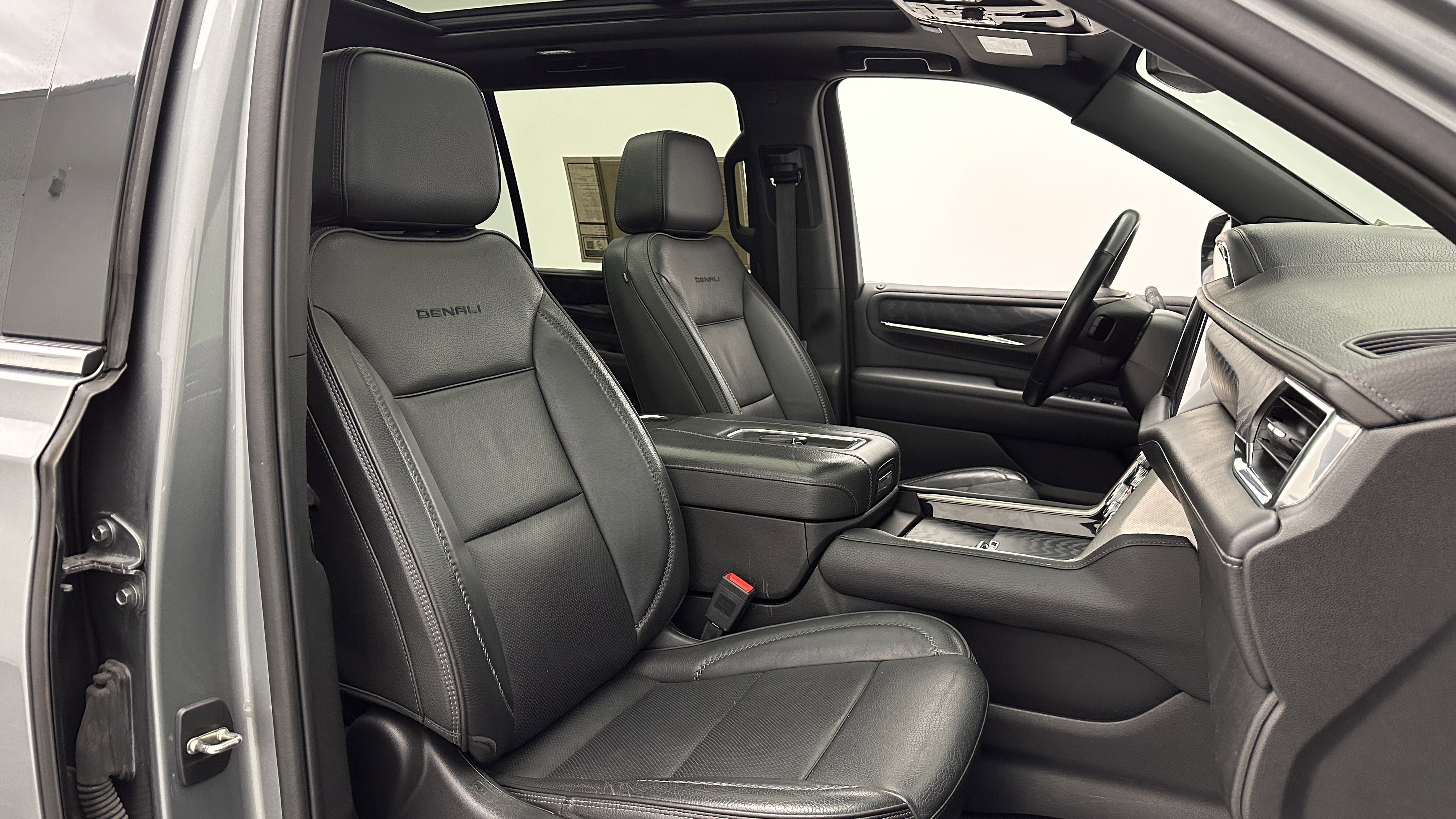 Used 2023 GMC Yukon XL Denali RWD image 38