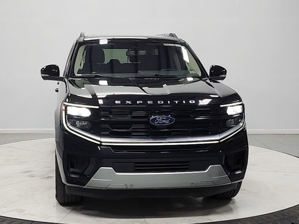 Used 2025 Ford Expedition Platinum image 2