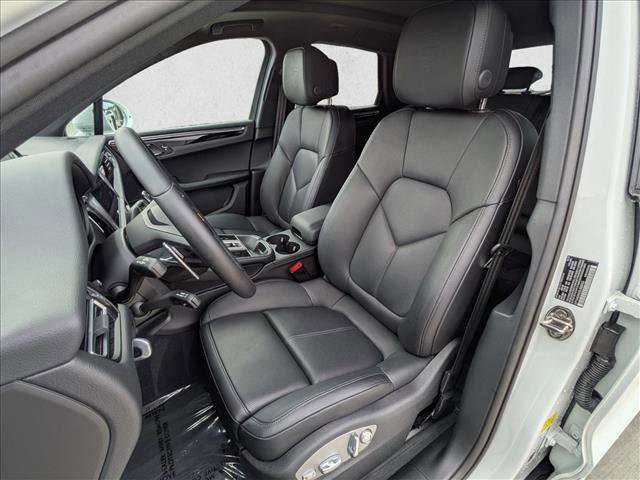 Certified 2025 Porsche Macan image 5