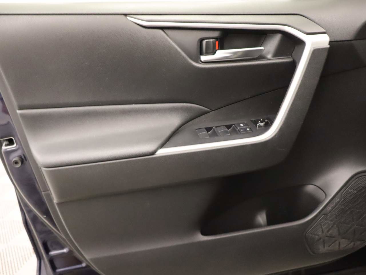 Used 2021 Toyota RAV4 XLE image 17