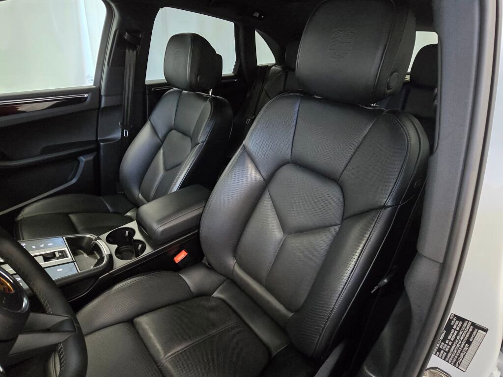 Certified 2024 Porsche Macan image 5