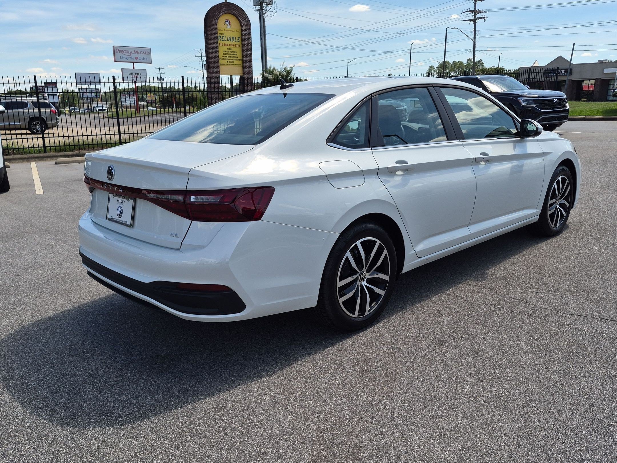 Used 2026 Volkswagen Jetta SE FWD image 3