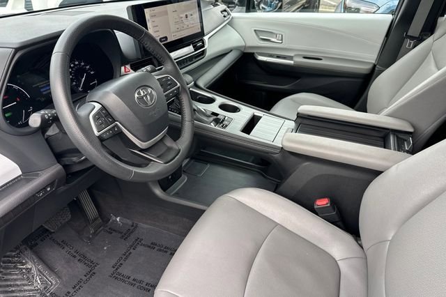 Used 2025 Toyota Sienna XLE w/ XLE Plus Package image 11