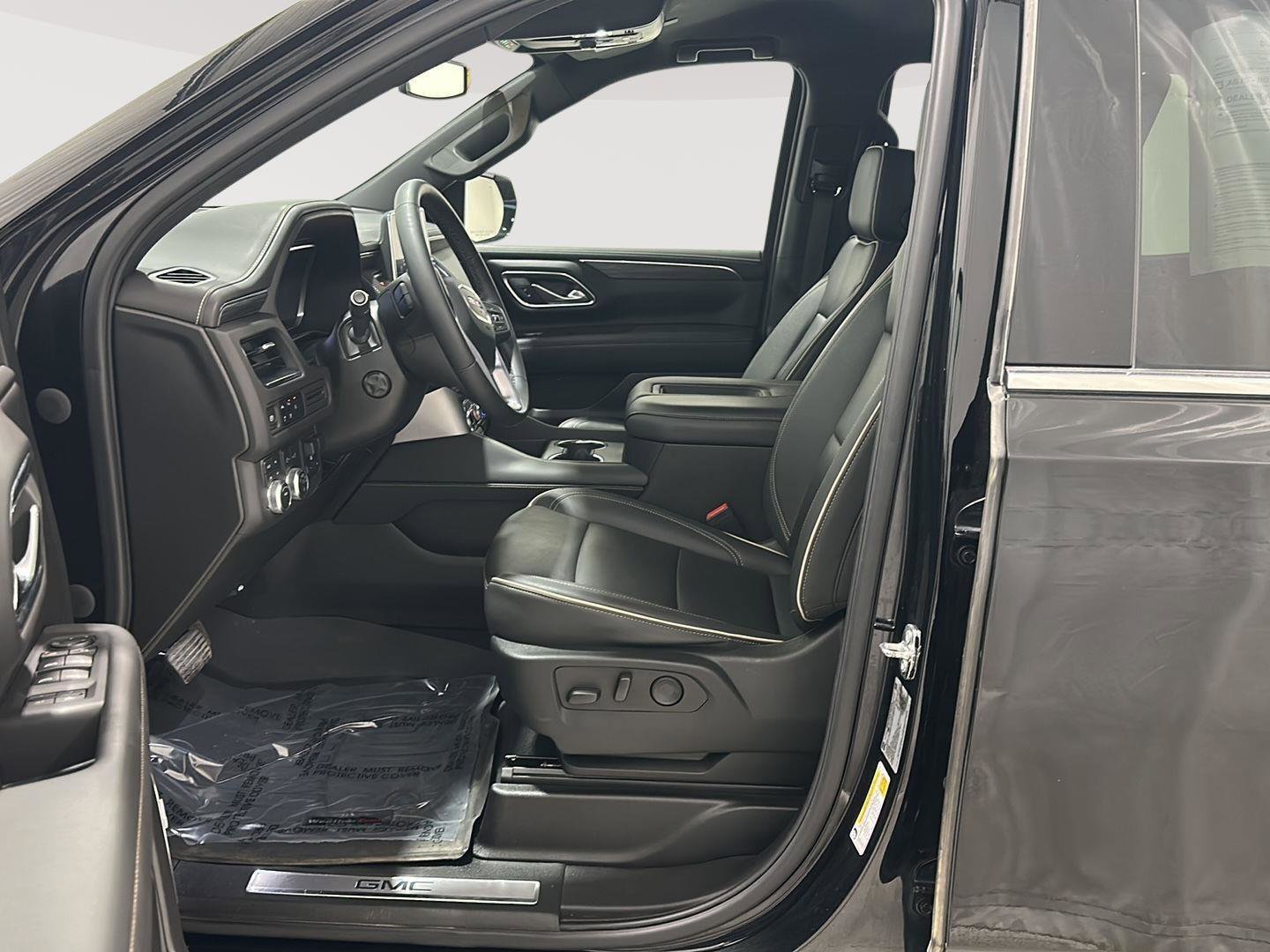 Used 2023 GMC Yukon SLT w/ SLT Luxury Package image 9