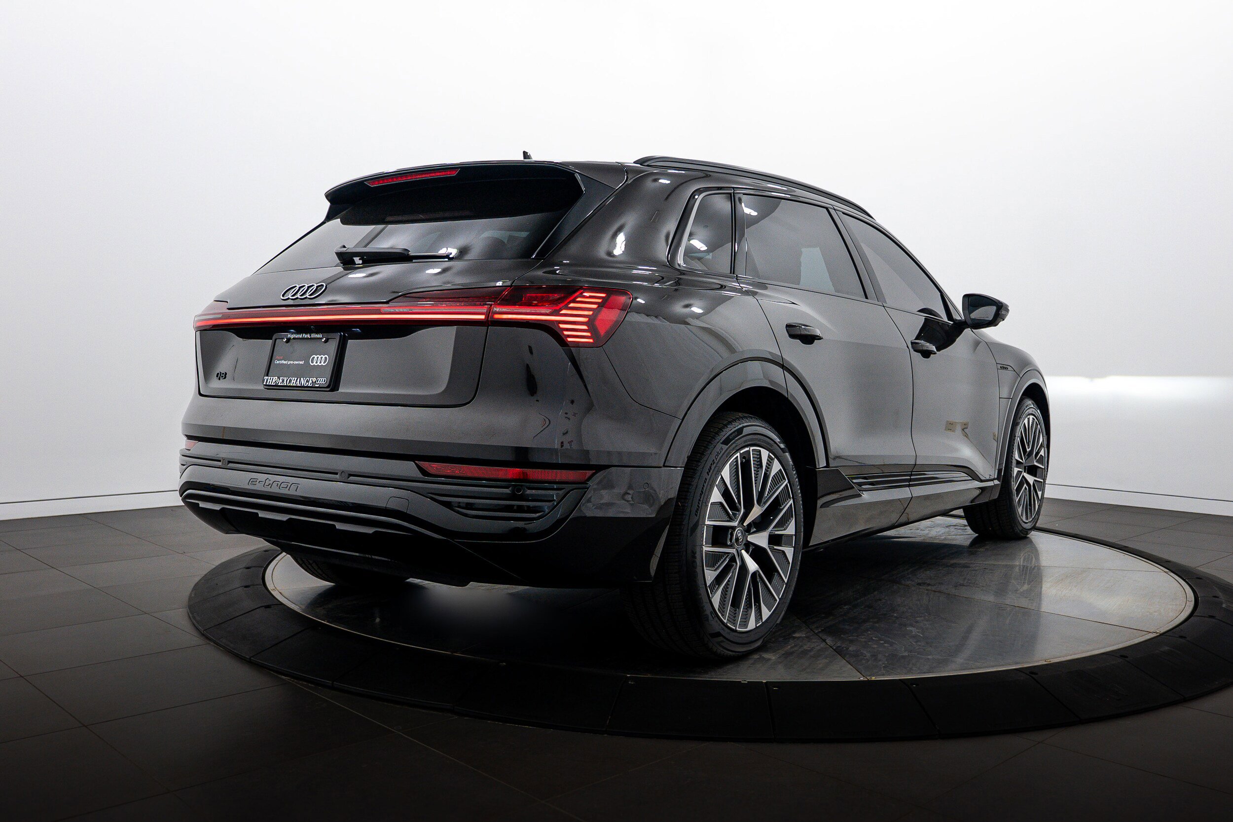 Certified 2024 Audi Q8 e-tron Premium Plus w/ Premium Plus Package AWD/4WD image 4