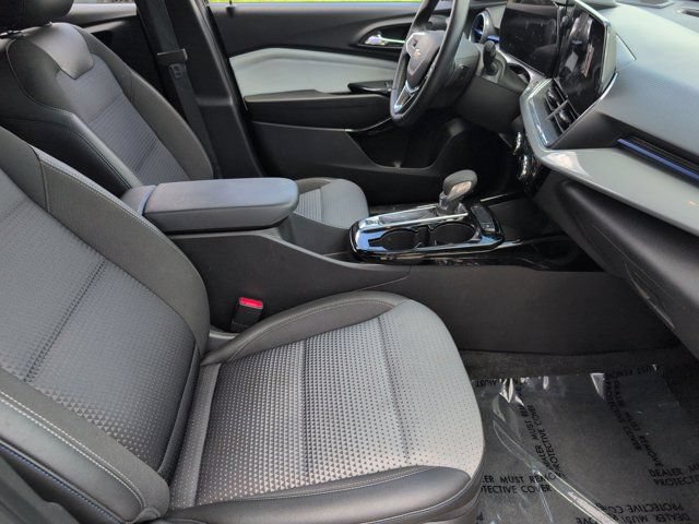Used 2025 Chevrolet Trax LT w/ LT Convenience Package FWD image 30