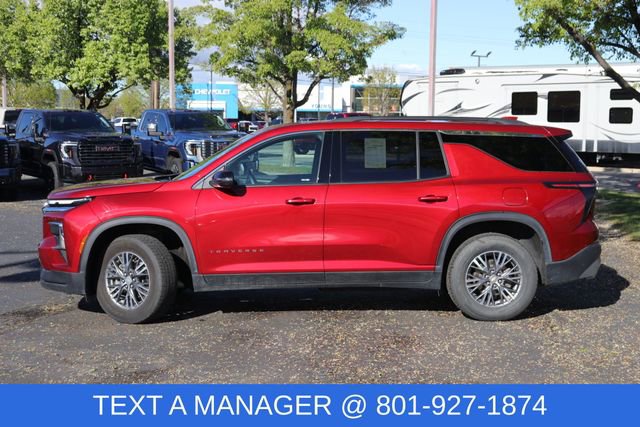 Used 2025 Chevrolet Traverse LT image 3