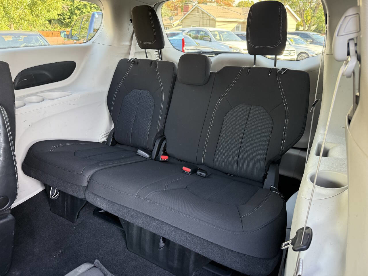 Used 2022 Chrysler Voyager LX image 17