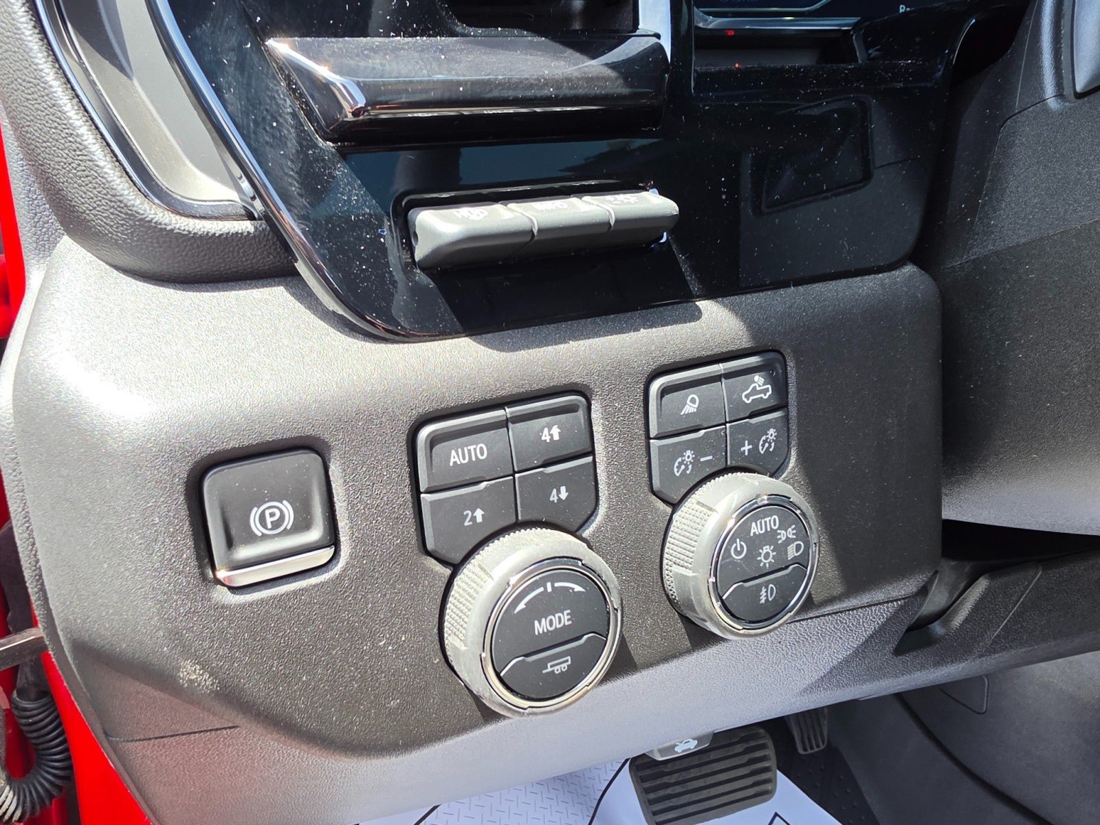 Used 2025 Chevrolet Silverado 2500 ZR2 w/ Technology Package AWD/4WD image 41