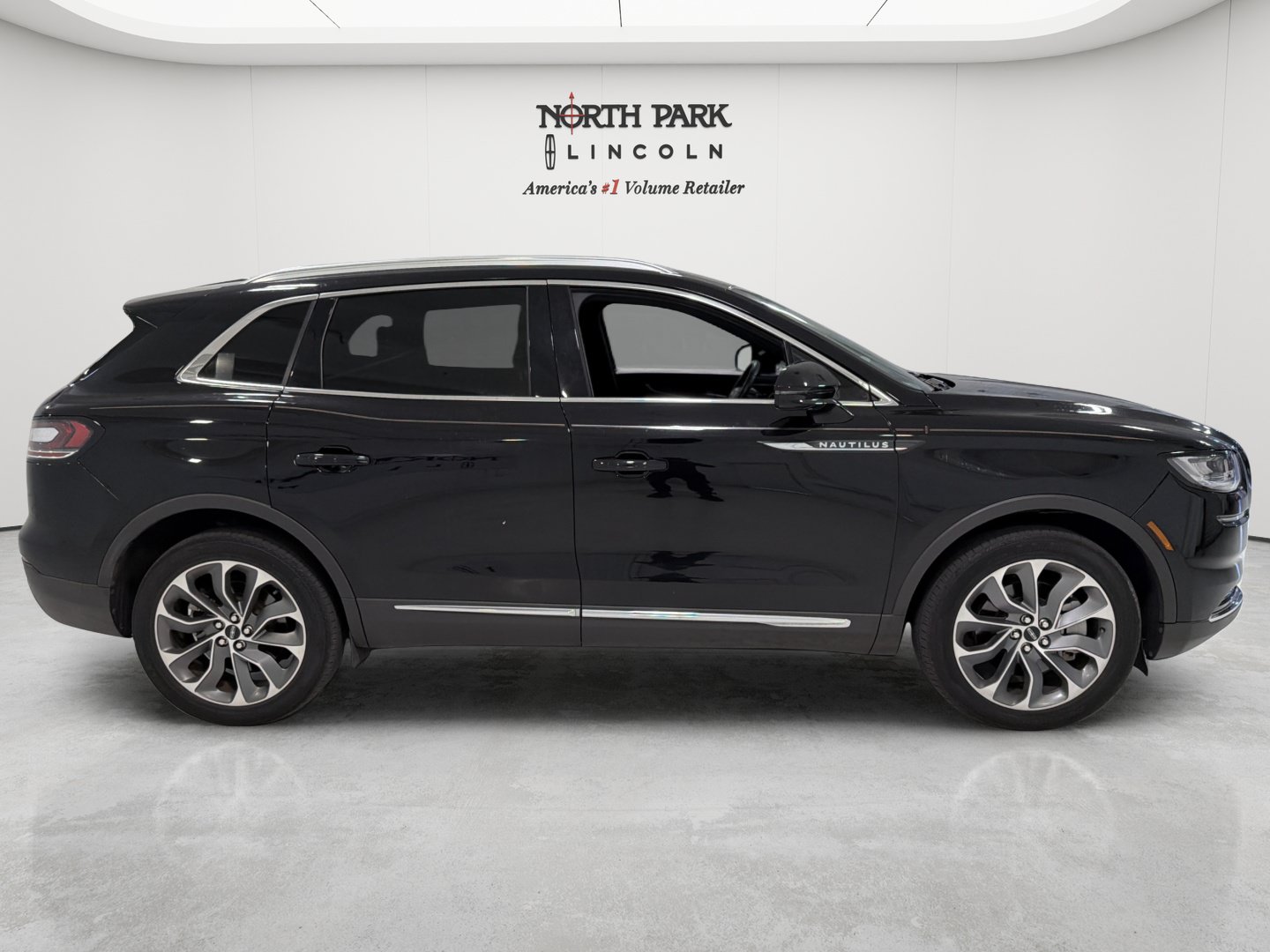 Used 2023 Lincoln Nautilus Reserve w/ Luxury Package AWD/4WD image 6