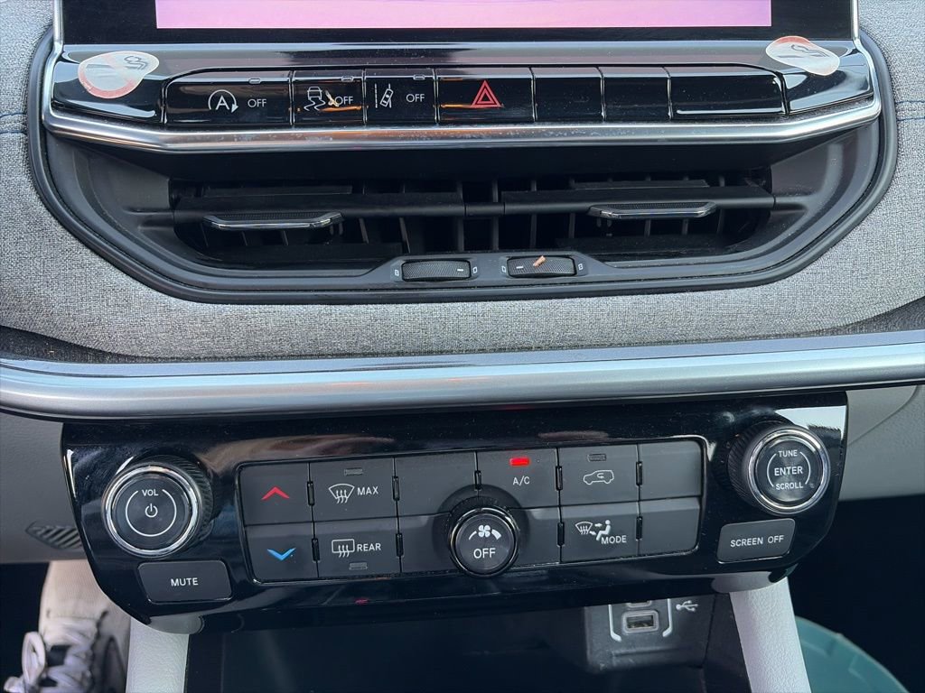 Used 2024 Jeep Compass Latitude image 20