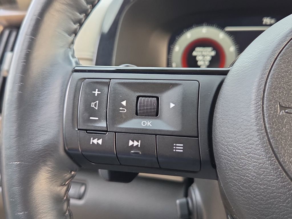 Used 2022 Nissan Pathfinder Platinum w/ Cargo Package FWD image 27