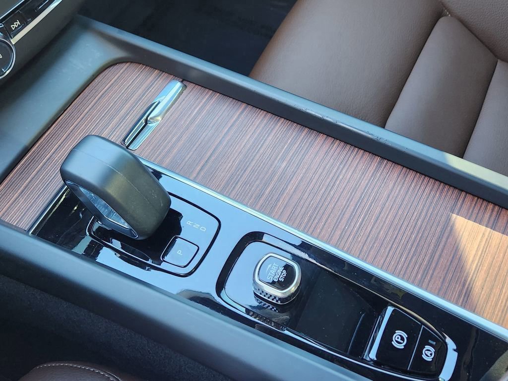 Used 2023 Volvo XC60 B5 Plus image 14