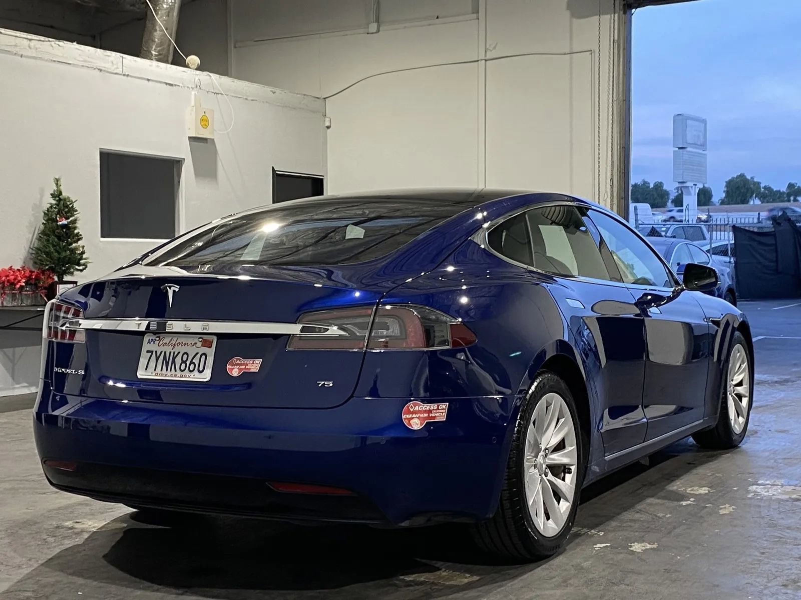Used 2017 Tesla Model S 75 image 4