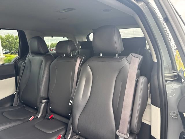 Used 2024 Kia Carnival EX FWD image 4