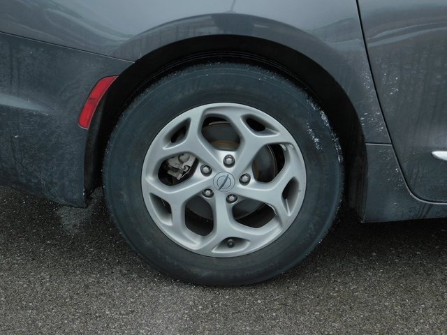 Used 2023 Chrysler Pacifica Limited image 31