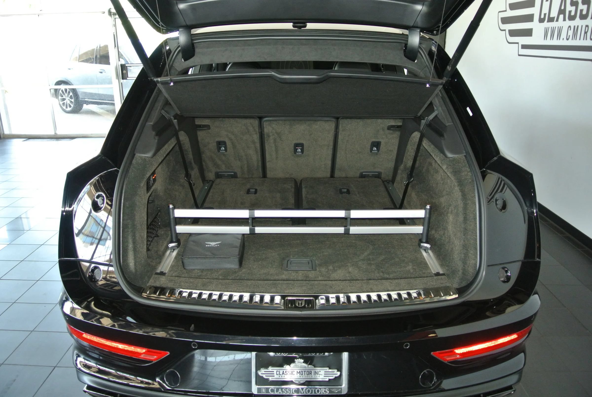 Used 2023 Bentley Bentayga AWD/4WD image 33