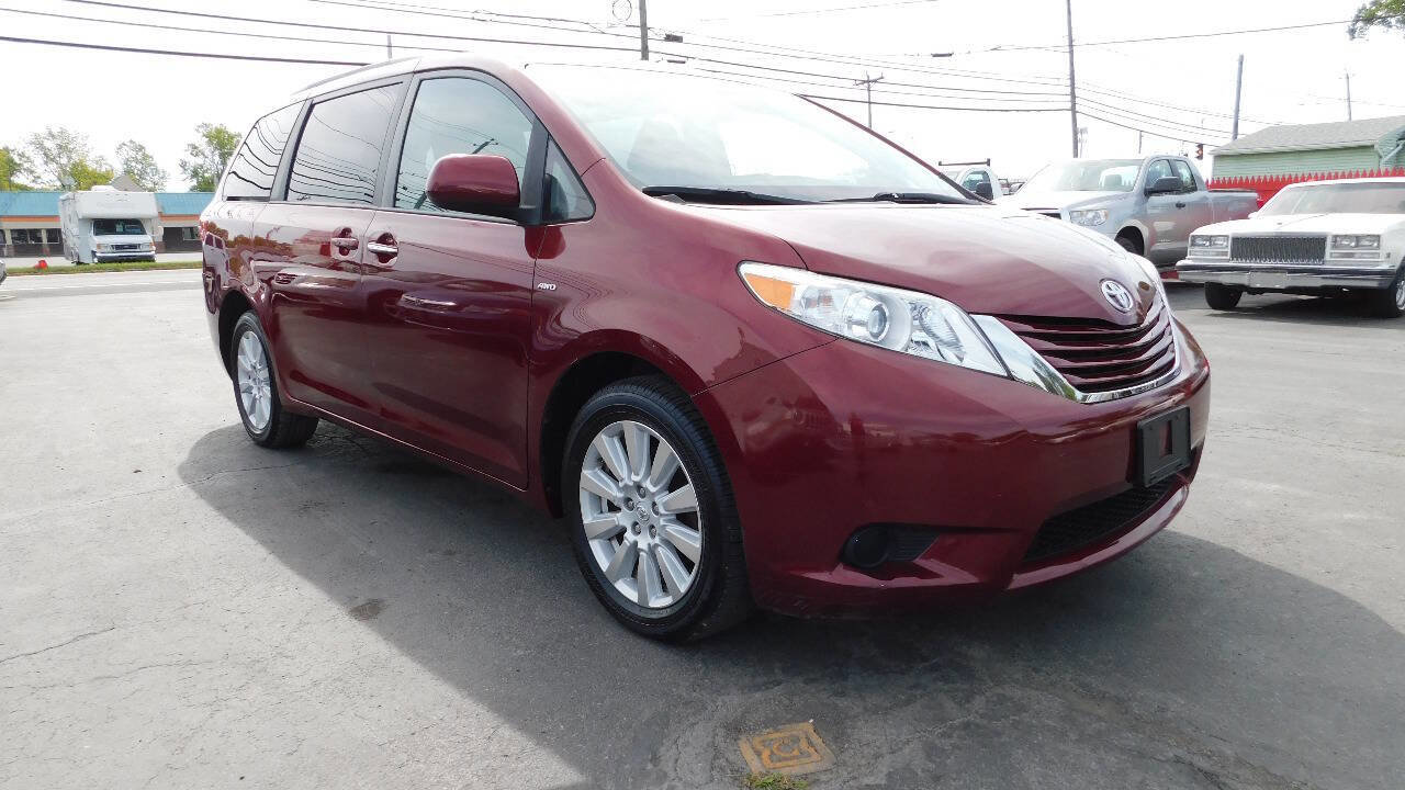 Used 2017 Toyota Sienna LE image 2