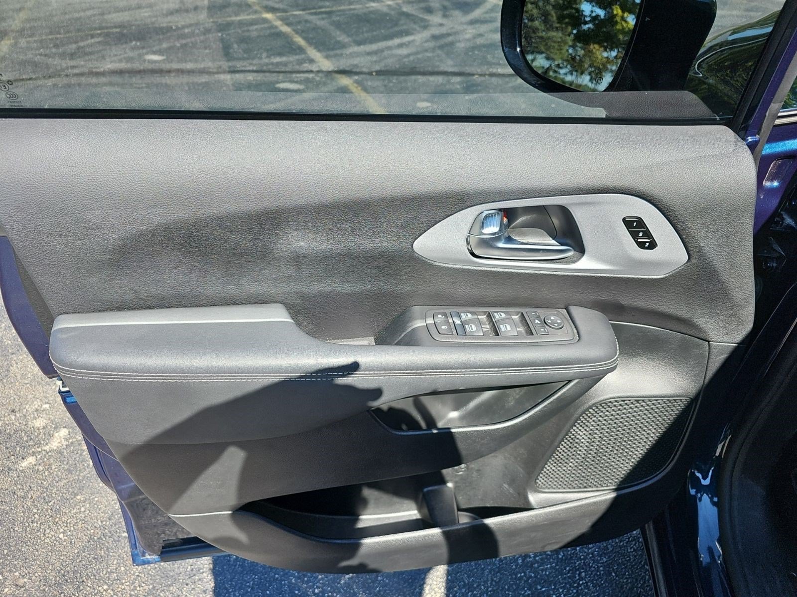 Used 2025 Chrysler Pacifica Limited FWD image 19