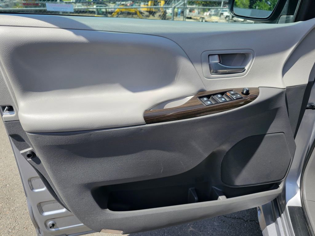 Used 2018 Toyota Sienna XLE w/ XLE Navigation Package AWD/4WD image 23